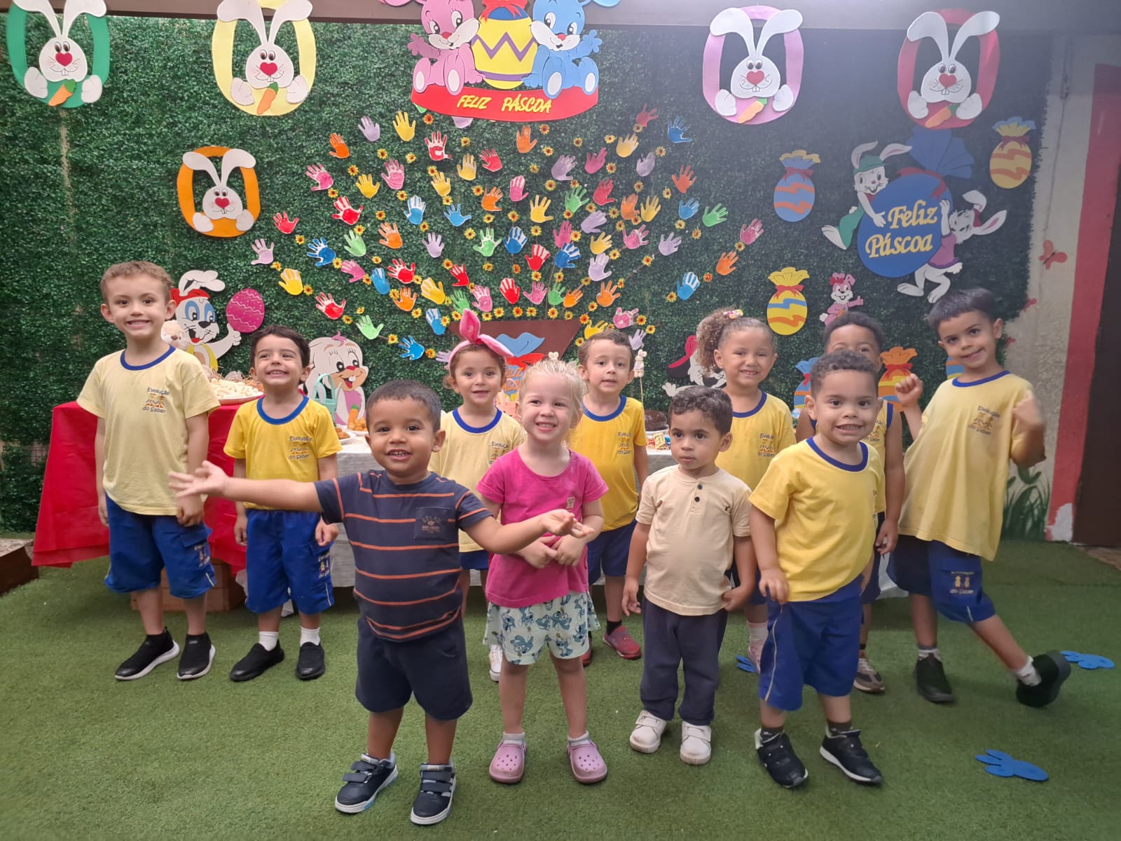 Crianças reunidas na comemoração de Páscoa da escola