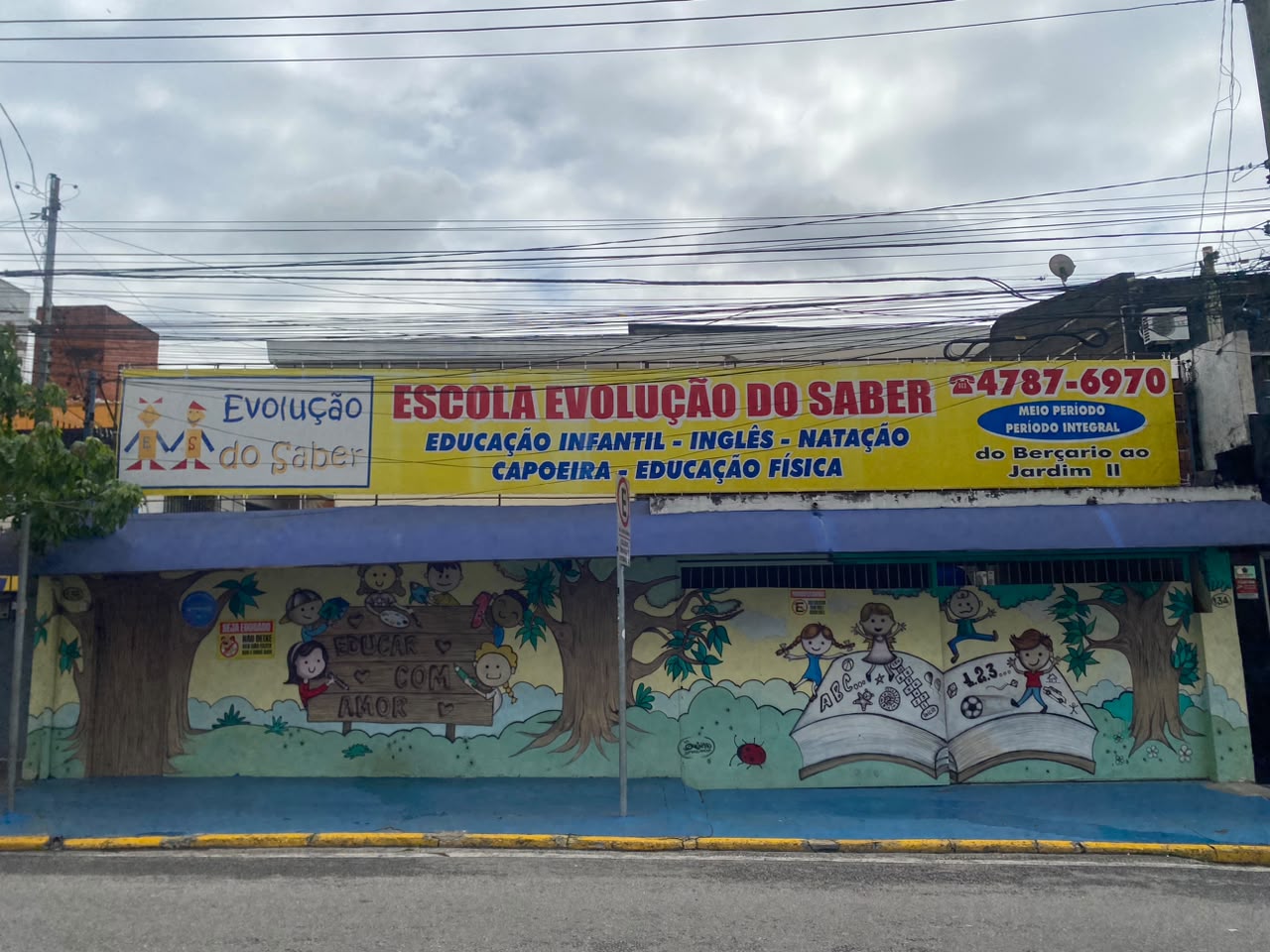 Fachada da Escola Evolução do Saber, em Taboão da Serra