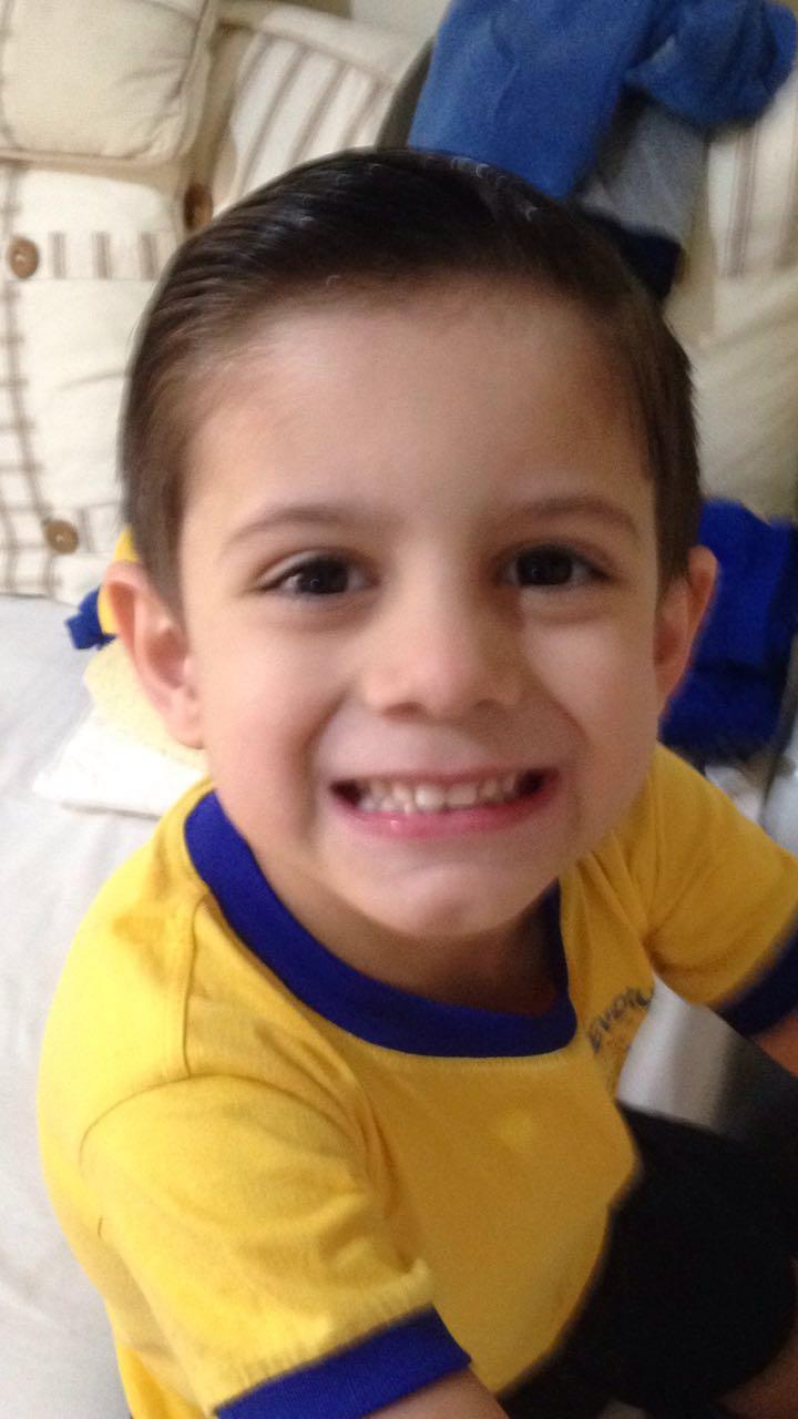 Criança sorrindo na Escola Evolução do Saber