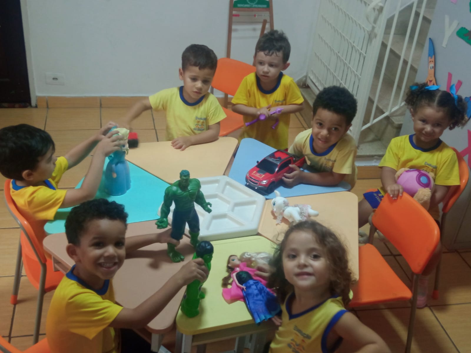 Crianças brincando juntas com brinquedos na sala da escola